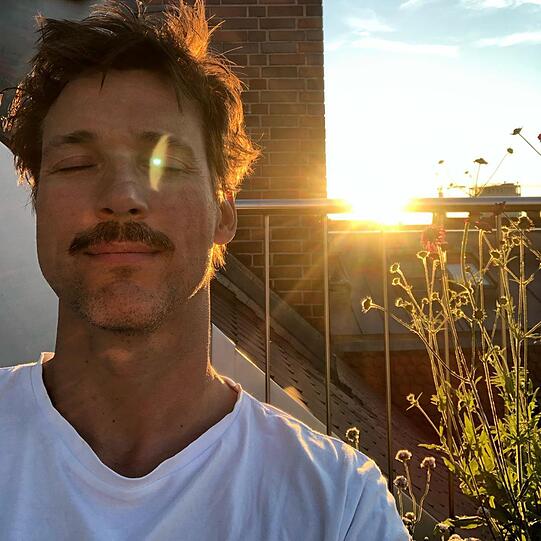 Florian David Fitz bleibt dahoam und genießt den lauen Sommerabend über den Dächern der Stadt