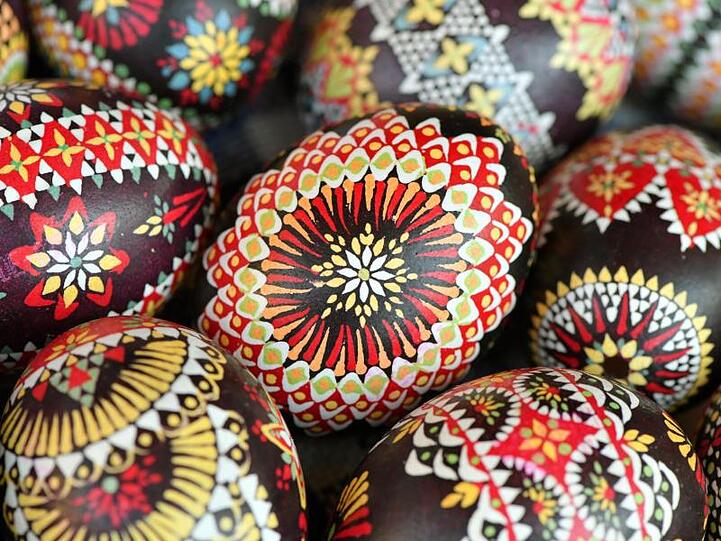 Sorbische Ostereier verziert mit der Wachs-Batik-Technik. Foto: Patrick Pleul/dpa-Zentralbild/dpa/Archivbild