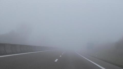 Nebel liegt über einer Autobahn. Foto: Karl-Josef Hildenbrand/dpa/Archivbild