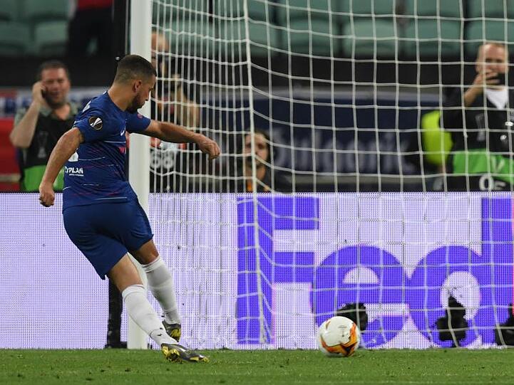 Eden Hazard (l) trifft per Elfmeter zum 3:0 für Chelsea.