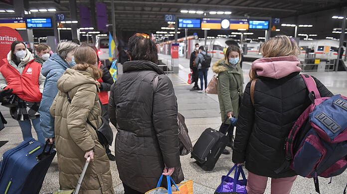 Flüchtlinge aus der Ukraine kommen mit dem Zug am Münchner Hauptbahnhof an.