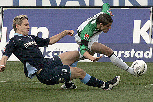 Wieder kommen die Löwen unter die Räder: Hier Torben Hoffmann gegen den Fürther Ivo Ilicevic.