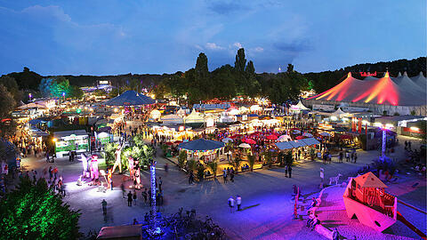 Das Tollwood Festival - ein buntes Lichtermeer im Olympiapark.