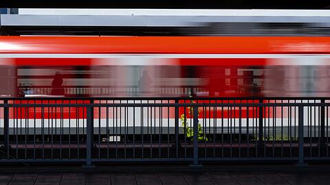 Eine S-Bahn verlässt den Münchner Ostbahnhof.
