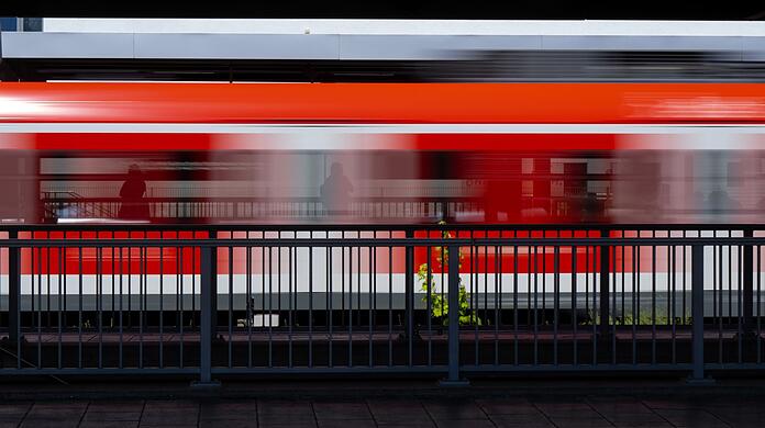 Eine S-Bahn verlässt den Münchner Ostbahnhof.