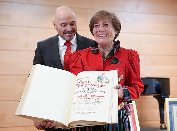 Ehrenbürger: Rosi Mittermaier und Christian Neureuther tragen sich ins Goldene Buch von Garmisch-Partenkirchen ein.