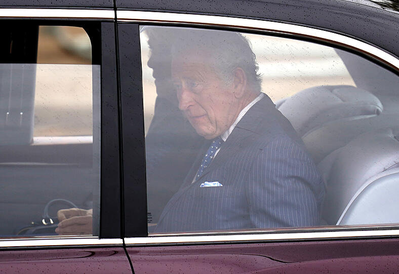König Charles III. und Königsgemahlin Camilla kommen vor ihrer Krönungszeremonie mit dem Auto am Buckingham Palace an.