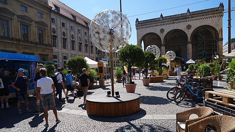 Die "Stadtoase" von Landeshauptstadt und Umweltministerium setzt einen Kontrast zu glänzenden Motorhauben und riesigen Flachbildschirmen der Autohersteller. Vor der Feldherrnhalle geht es um umweltfreundliche Mobilität und Klimaschutz.