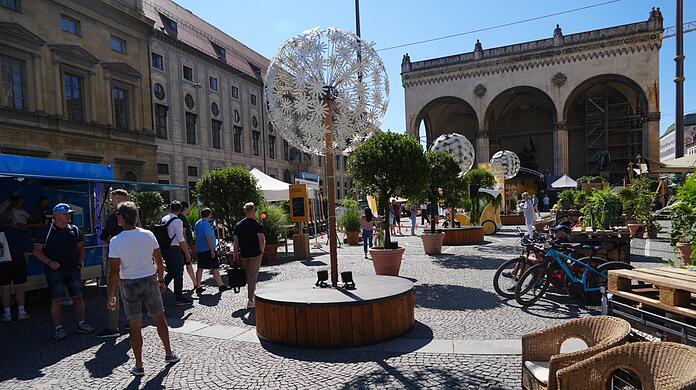 Die "Stadtoase" von Landeshauptstadt und Umweltministerium setzt einen Kontrast zu glänzenden Motorhauben und riesigen Flachbildschirmen der Autohersteller. Vor der Feldherrnhalle geht es um umweltfreundliche Mobilität und Klimaschutz.