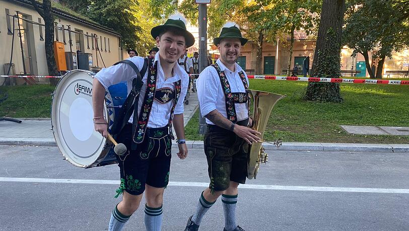 Die Wielenbacher Musikanten sind ebenfalls schon auf dem Weg. Sie laufen bei den Kutschen der kleinen Wiesnzelte mit und spielen auf