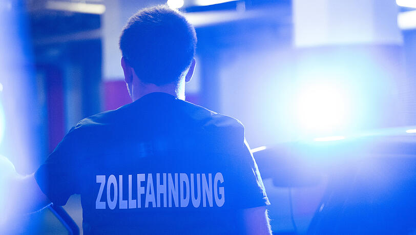 Zollfahnder haben gemeinsam mit Polizei, Staatsanwaltschaft sowie der Steuerfahndung an zwei Tagen etwa 90 Adressen durchsucht. Dabei konfiszierten sie mehrere Millionen Euro, Schmuck sowie teure Uhren.