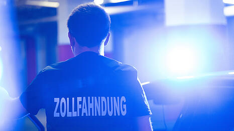 Zollfahnder haben gemeinsam mit Polizei, Staatsanwaltschaft sowie der Steuerfahndung an zwei Tagen etwa 90 Adressen durchsucht. Dabei konfiszierten sie mehrere Millionen Euro, Schmuck sowie teure Uhren.