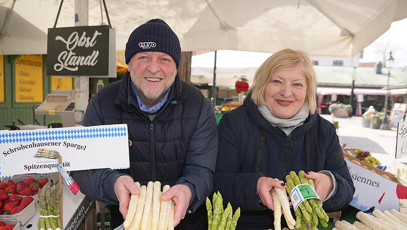 Bahtir Canolli und Alma Kita vom "Obststand Canolli" machen sich trotz noch hoher Preise keine Sorgen wegen mangelnder Nachfrage.