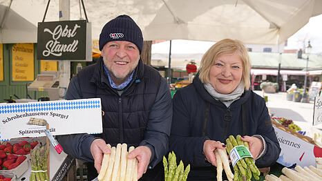 Bahtir Canolli und Alma Kita vom "Obststand Canolli" machen sich trotz noch hoher Preise keine Sorgen wegen mangelnder Nachfrage.