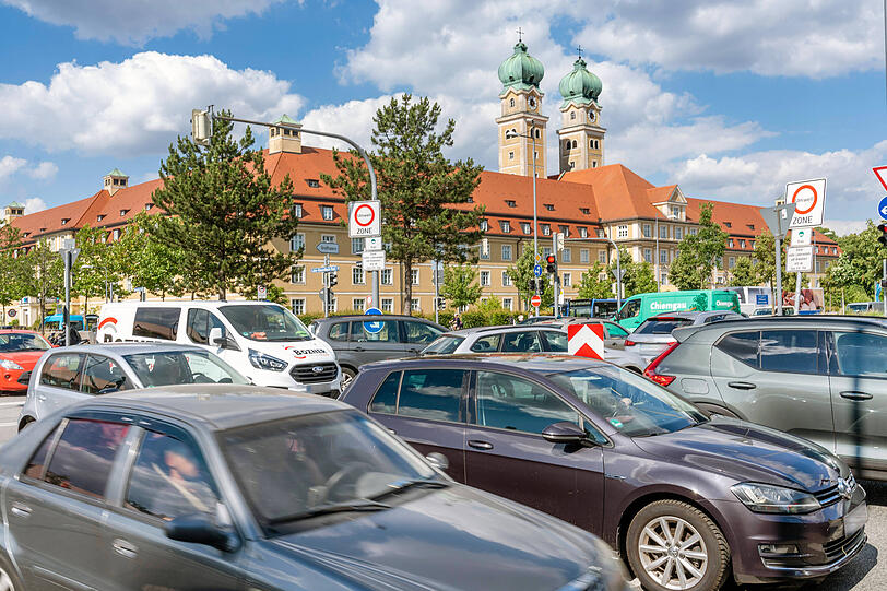 Am stark befahrenen Luise-Kiesselbach-Platz wird es in den kommenden Wochen noch enger. Am stark befahrenen Luise-Kiesselbach-Platz wird es in den kommenden Wochen noch enger.