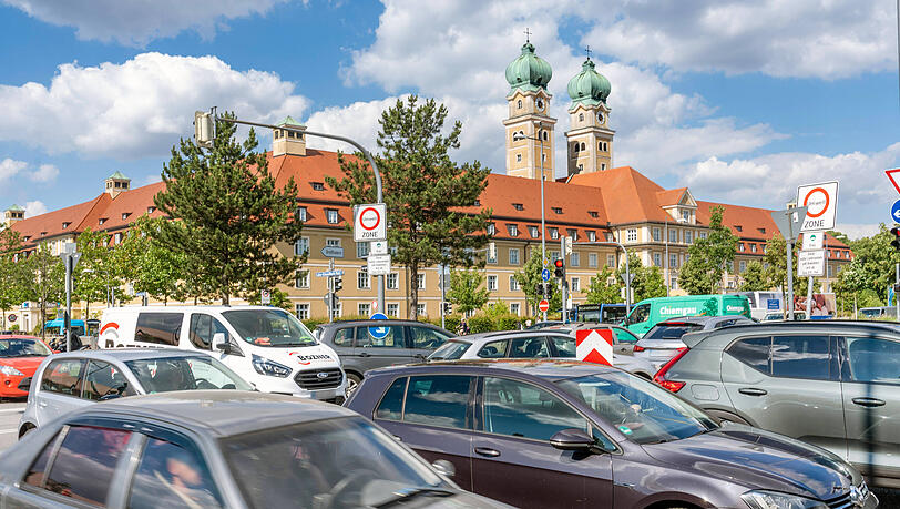 Am stark befahrenen Luise-Kiesselbach-Platz wird es in den kommenden Wochen noch enger. Am stark befahrenen Luise-Kiesselbach-Platz wird es in den kommenden Wochen noch enger.