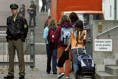Zwei Tage nach dem Amoklauf gingen die Schüler unter Polizeischutz ins Carolinum.