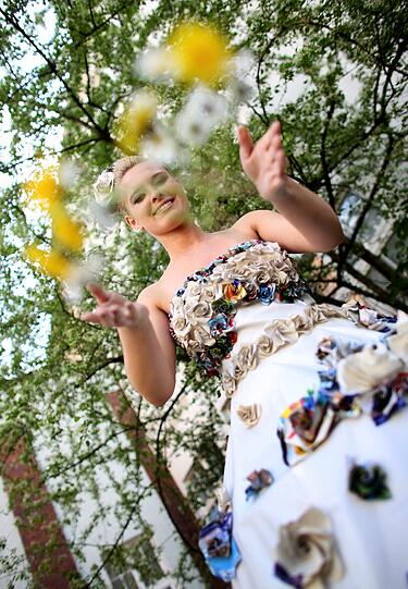 Papier-Mode: Models in luftigen Kreationen. Die Bilder