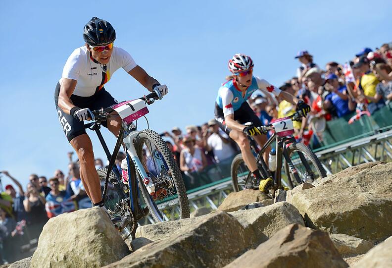 Über Stock und Stein: Nach einem packenden Mountainbike-Rennen holte die Deutsche Sabine Spitz Olympia-Silber.