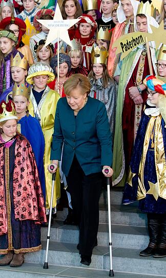 Kanzlerin Angela Merkel empfängt die Sternsinger im Kanzleramt. Sie ist nach ihrem Skiunfall auf Krücken unterwegs.