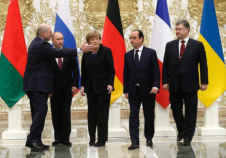 Alexander Lukashenko (l), Wladimir Putin, Angela Merkel, Francois Hollande und Petro Poroshenko.