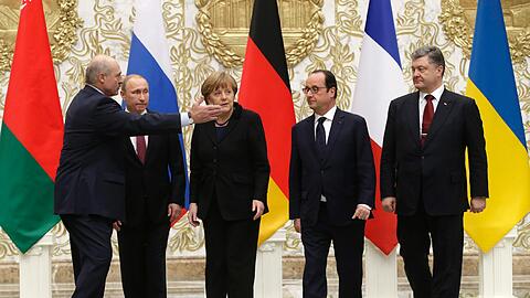 Alexander Lukashenko (l), Wladimir Putin, Angela Merkel, Francois Hollande und Petro Poroshenko.