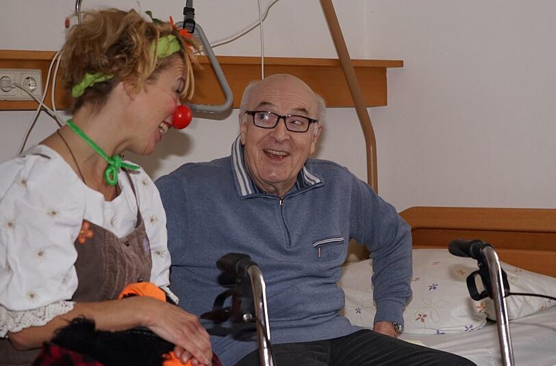 "Ich bin begeistert von Ihnen!" Hans Strengfriedl im Haus St. Martin wartet stets auf die Clownbesuche.