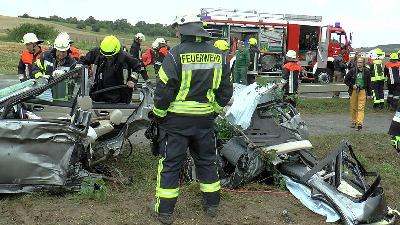 Wie durch ein Wunder hat der 21-jährige Fahrer überlebt. Die Bilder des Horror-Unfalls.