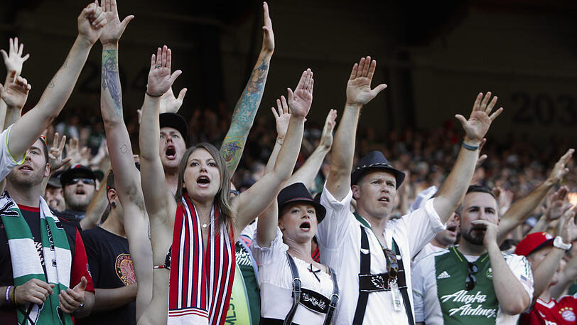 Fans jubeln dem FC Bayern bei einem Testspiel während der USA-Reise zu.