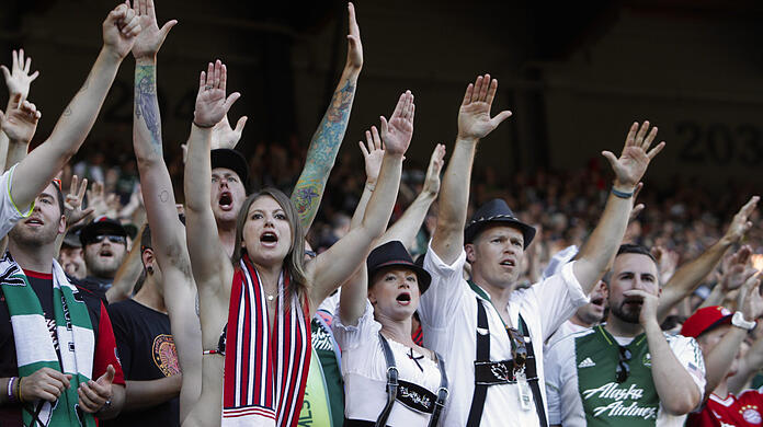 Fans jubeln dem FC Bayern bei einem Testspiel während der USA-Reise zu. (Archivbild)