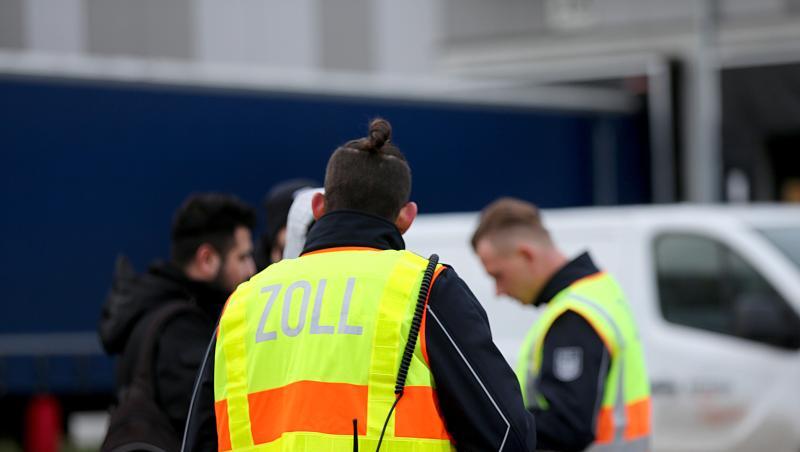 Mitarbeiter des Zoll kontrollieren Fahrer eines Paketdienstleisters. Es geht unter anderem um Schwarzarbeit, Scheinselbstständigkeit und Arbeit ohne Arbeitserlaubnis. Mitarbeiter des Zoll kontrollieren Fahrer eines Paketdienstleisters. Es geht unter anderem um Schwarzarbeit, Scheinselbstständigkeit und Arbeit ohne Arbeitserlaubnis.