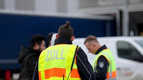 Mitarbeiter des Zoll kontrollieren Fahrer eines Paketdienstleisters. Es geht unter anderem um Schwarzarbeit, Scheinselbstständigkeit und Arbeit ohne Arbeitserlaubnis.