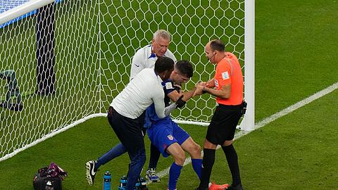 Der US-Amerikaner Christian Pulisic ist bei seinem Führungstreffer schmerzhaft mit dem iranischen Torhüter zusammengestoßen.