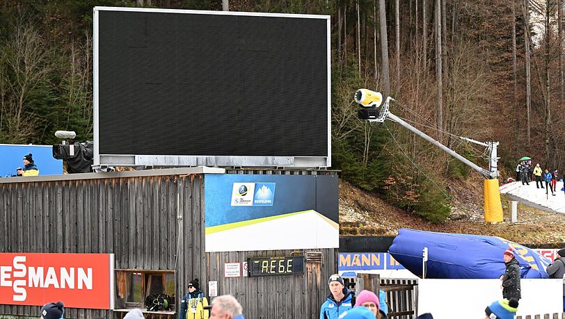 Das Display der Leinweind ist wegen eines Stromausfalls in der Chiemgau Arena schwarz.