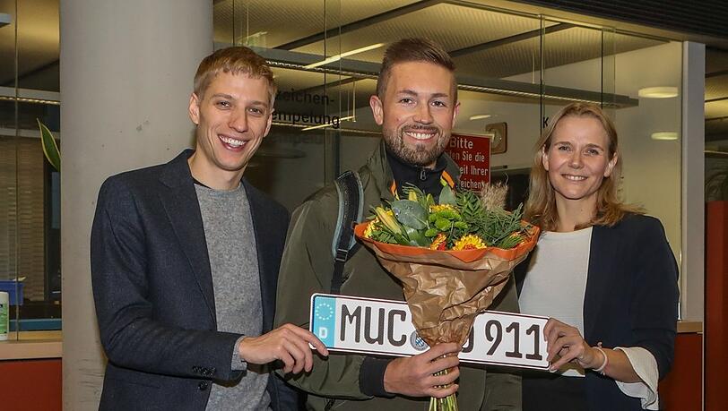 Bürgermeister Dominik Krause (Grüne), Rasmus Schneider mit dem ersten MUC-Schild der Stadt, und KVR-Chefin Hanna Sammüller-Gradl in der Zulassungsstelle.