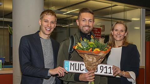 Bürgermeister Dominik Krause (Grüne), Rasmus Schneider mit dem ersten MUC-Schild der Stadt, und KVR-Chefin Hanna Sammüller-Gradl in der Zulassungsstelle.