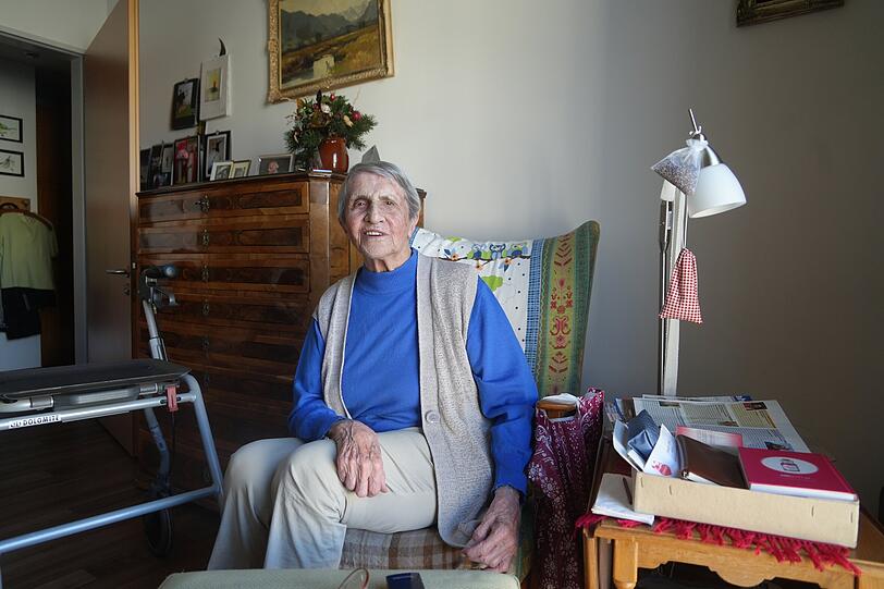 Die 97-jährige Antonie Mayer verbringt Weihnachten bei ihren Kindern: "Wir werden singen und einen Punsch trinken." Die 97-jährige Antonie Mayer verbringt Weihnachten bei ihren Kindern: "Wir werden singen und einen Punsch trinken."