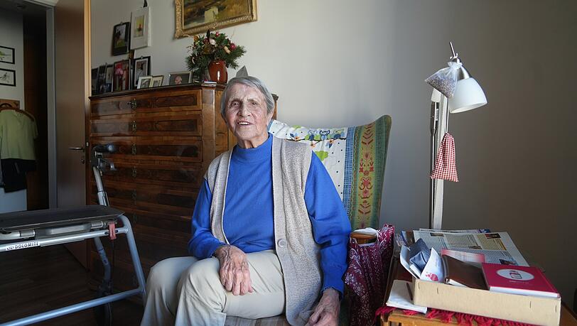 Die 97-jährige Antonie Mayer verbringt Weihnachten bei ihren Kindern: "Wir werden singen und einen Punsch trinken." Die 97-jährige Antonie Mayer verbringt Weihnachten bei ihren Kindern: "Wir werden singen und einen Punsch trinken."