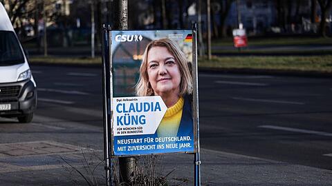 Ein Wahlplakat von Claudia Küng im Münchner Süden. Für ihren Wahlkreis wollte die Christsoziale eigentlich in den Bundestag einziehen. Trotz Sieg des Direktmandats bleibt ihr das jedoch verwehrt.