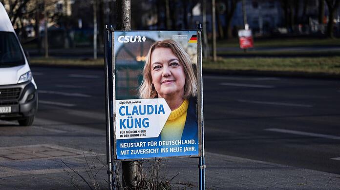 Ein Wahlplakat von Claudia Küng im Münchner Süden. Für ihren Wahlkreis wollte die Christsoziale eigentlich in den Bundestag einziehen. Trotz Sieg des Direktmandats bleibt ihr das jedoch verwehrt.