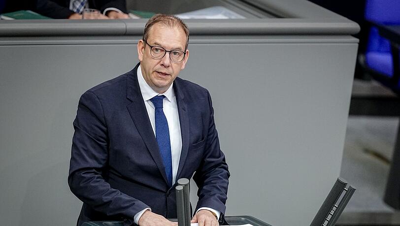 "Der Abzug von US-Kampfeinheiten ist ein schlechtes Signal f&uuml;r die Verteidigungsf&auml;higkeit Deutschlands", sagte der CDU-Politiker dem "Spiegel".