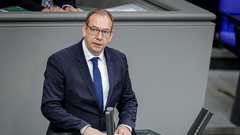 "Der Abzug von US-Kampfeinheiten ist ein schlechtes Signal f&uuml;r die Verteidigungsf&auml;higkeit Deutschlands", sagte der CDU-Politiker dem "Spiegel".