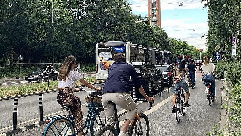 Die notwendige Sanierung der U-Bahnhöfe Poccistraße und Goetheplatz plus Schienenersatzverkehr war lange vor der Errichtung des Radwegs bekannt. Die notwendige Sanierung der U-Bahnhöfe Poccistraße und Goetheplatz plus Schienenersatzverkehr war lange vor der Errichtung des Radwegs bekannt.