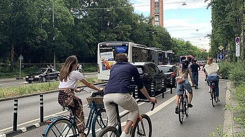 Die notwendige Sanierung der U-Bahnh&ouml;fe Poccistra&szlig;e und Goetheplatz plus Schienenersatzverkehr war lange vor der Errichtung des Radwegs bekannt.