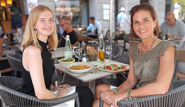 V.l. Studentin Kerstin Siebert (24) und Personalberaterin Stephanie C. Schorp (54) sind geteilter Meinung zur Sonnenfinsternis. V.l. Studentin Kerstin Siebert (24) und Personalberaterin Stephanie C. Schorp (54) sind geteilter Meinung zur Sonnenfinsternis.