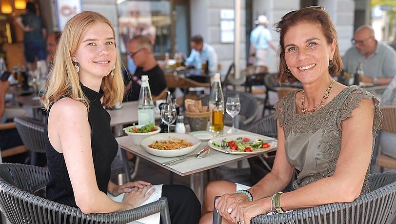 V.l. Studentin Kerstin Siebert (24) und Personalberaterin Stephanie C. Schorp (54) sind geteilter Meinung zur Sonnenfinsternis.