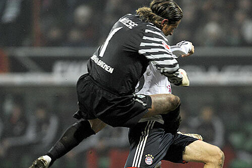 Einfach drauf: Tim Wiese und seine Kamikaze-Aktion gegen Thomas Müller