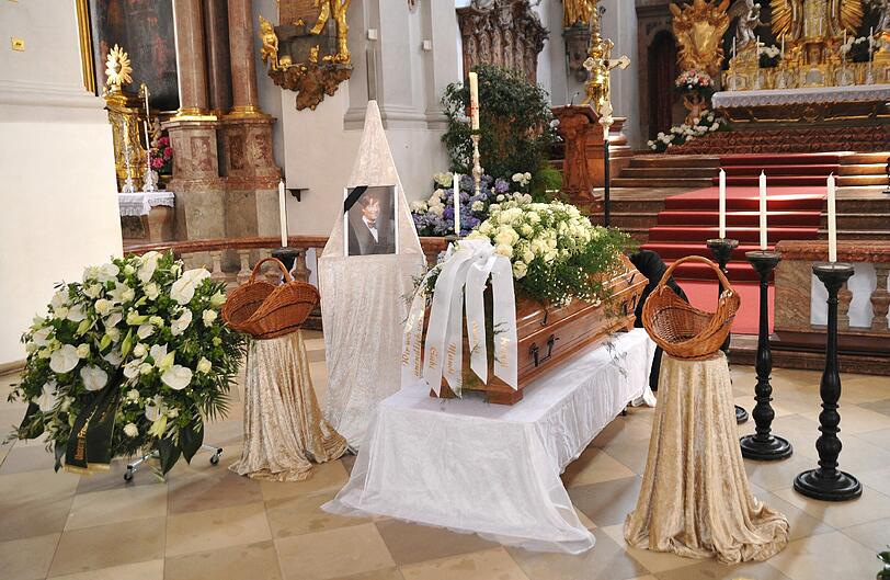 Trauer um Thommy Hörbiger: Der Sarg ist mit Blumen geschmückt
