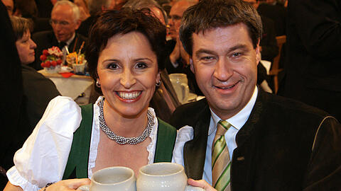 Prost Mahlzeit! Am Nockherberg 2010 stießen sie noch freundlich mit einer Maß Starkbier an. Jetzt hat Umweltminister Markus Söder (CSU) Sozialministerin Christine Haderthauer (CSU) im Rennen um den bayerischen Finanzministerposten geschlagen. Haderthauers Wahl hatte bis dahin als so gut wie sicher gegolten.