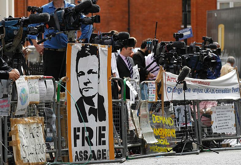 an der Botschaft von Ecuador: Tumulte in London um Julian Assange